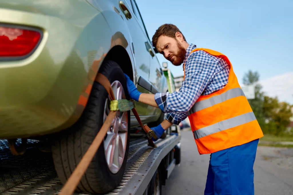 Sleepwagenchauffeur zet auto vast op platform